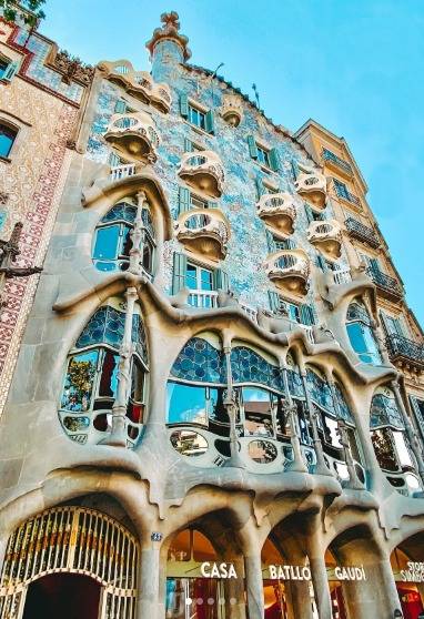 Iconic Façade of Casa Batlló: Gaudí's Architectural Masterpiece in Barcelona