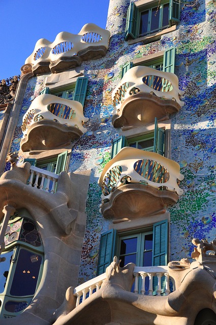 Close-up of the colorful façade and balconies of Casa Batlló in Barcelona, showcasing Gaudí’s unique modernist architecture.